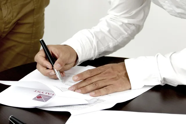firm, contract, person signing a document, firm, contract, contract, contract, contract, contract. Bindungsaktivitäten ohne nachweisbaren Nutzen beenden