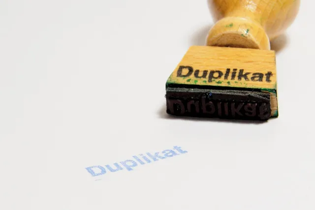 rubber stamp, wooden stamp, duplicate, office, paper, duplicate, duplicate, duplicate, duplicate, duplicate. Doppelte Kundenprofile vor Auswertungen bereinigen