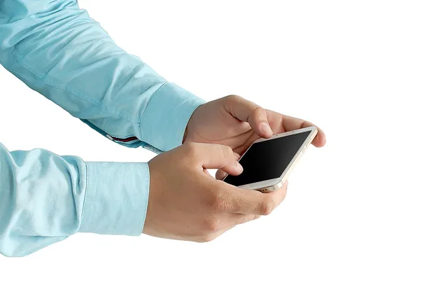 mobile, phone, technology, internet, wireless, hand, smartphone, cellphone, business, online, app, touchscreen, entertainment, network, digital, media, touch, messaging, mobile phone, digital device, social, dialing, multimedia, holding. E-Mail, In-App und SMS nach Aufgabe auswählen