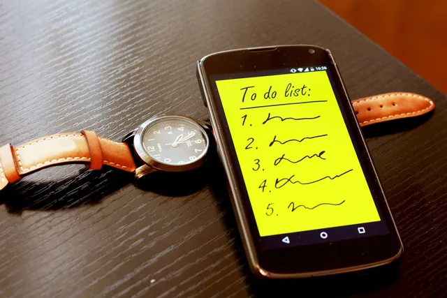 smartphone, to do list, to do, watch, list, app, network, communication, phone, brown phone, brown mobile, brown network, brown community, brown communication, brown watch, brown smartphone, brown telephone, to do, to do, to do, to do, to do, list, list, list. Informationen im Onboarding sinnvoll staffeln