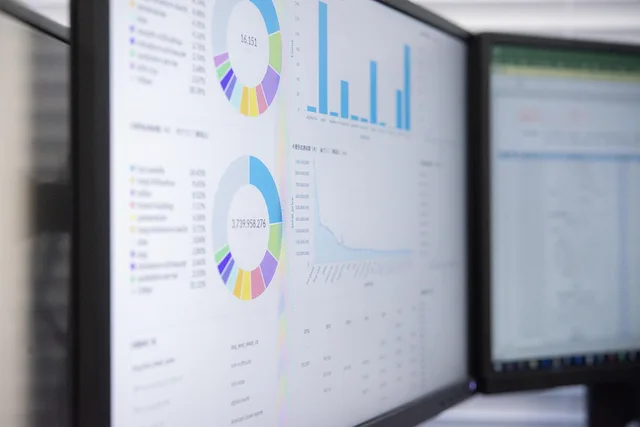 data, chart, graph, monitor, marketing, infographics, analyze, blue marketing, blue data, data, data, data, data, data, chart, graph, graph, marketing. Kundensegmentierung für Bindungsprogramme
