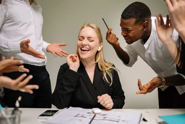Conceptual image of office conflict with a woman facing workplace pressure surrounded by colleagues. Widersprüchliche Kundenbotschaften vermeiden
